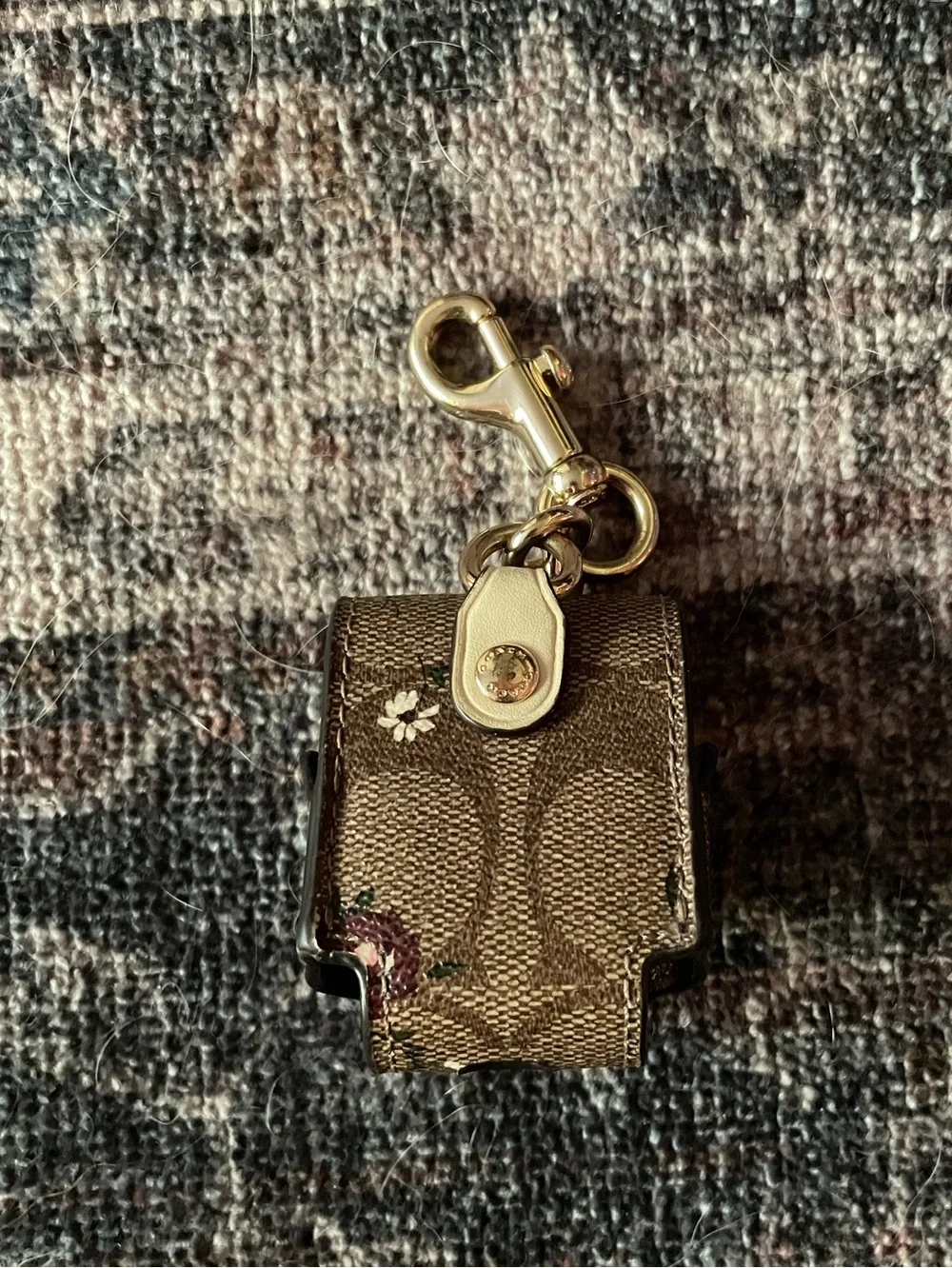 🌸Coach signature canvas wireless earbud bag charm featuring a floral print🌸